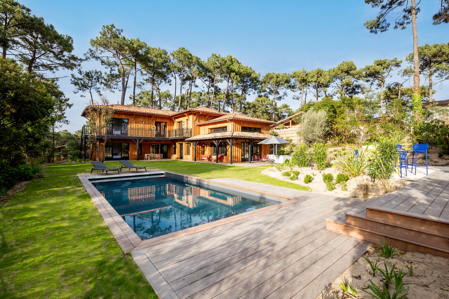 High-end villa in Cap Ferret supported by Unique Retreats through commercial launch and hospitality strategy
